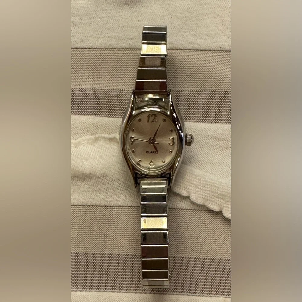 Analog Watch Silver Tone Expansion Stretch Band Oval Shaped Face Women’s Vintage